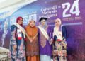 Nurul Nabilah (dua dari kanan) bergambar kenangan bersama kedua- kakak dan ibu dalam Istiadat Konvokesyen Universiti Malaysia Terengganu (UMT) di Kuala Nerus baru-baru ini.
