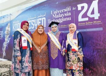 Nurul Nabilah (dua dari kanan) bergambar kenangan bersama kedua- kakak dan ibu dalam Istiadat Konvokesyen Universiti Malaysia Terengganu (UMT) di Kuala Nerus baru-baru ini.
