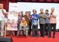 Md Amin Md Taff (kiri) bersama alumni ketika melancarkan Buku Panduan Penguruan Pusat Alumni pada Majlis Makan Malam Alumni Back to Campus 2026 di Dewan SITC, Kampus Sultan Abdul Jalil Shah, UPSI Tanjung Malim baru-baru ini.