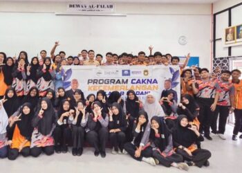 PELAJAR yang menyertai Program Cakna Kecemerlangan Pelajar Madani 2026 di Sekolah Menengah Kebangsaan (SMK) Lambor Kiri, Perak Tengah baru-baru ini. – UTUSAN/AIN SAFRE BIDIN