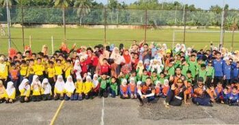 Guru dan murid Sekolah Kebangsaan (SK) Mentera, Kota Bharu bergambar kenangan sebelum memulakan Hari Sukan Negara baru-baru ini.