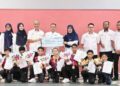 Jamalludin Baharun (tengah) memegang replika cek kemenangan bersama sebahagian guru dan jurulatih serta peserta lompat tali berirama di Sekolah Kebangsaan Temin, Jerantut, Pahang baru-baru ini. – utusan/ HARIS FADILAH AHMAD
