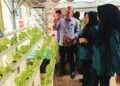 Ir. Zulkernai Fauzi (tiga dari kanan) mendengar penerangan pelajar ketika melawat projek tanaman sorghum di Kolej Vokasional Chenor, Maran, Pahang baru-baru ini.