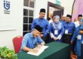 MUKHRIZ Mahathir mendaftar buku tetamu semasa hadir ke Persidangan Tahunan Pejuang Negeri Perak 2026 di Ipoh, Perak hari ini. - UTUSAN/FADZIL ZAINOL