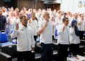 KHALID Abdul Samad (dua dari kiri) melafazkan ikrar bersama kakitangan KADA sempena Majlis Perasmian Sambutan Hari Integriti 2026 dan Ikrar Besar Rasuah di Kota Bharu, Kelantan. - UTUSAN/KAMARUL BISMI KAMARUZAMAN