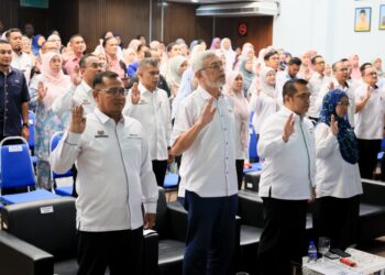KHALID Abdul Samad (dua dari kiri) melafazkan ikrar bersama kakitangan KADA sempena Majlis Perasmian Sambutan Hari Integriti 2026 dan Ikrar Besar Rasuah di Kota Bharu, Kelantan. - UTUSAN/KAMARUL BISMI KAMARUZAMAN