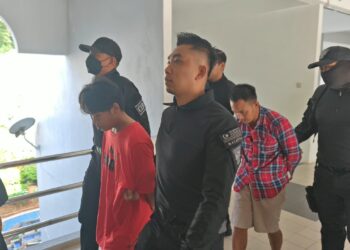 DUA warga Myanmar dibawa ke Mahkamah Sesyen Raub, Pahang atas pertuduhan menyebabkan cedera parah terhadap seorang anggota polis.