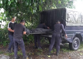 ANGGOTA polis membawa mayat Mohd. Nasir Ismail ke Jabatan Perubatan Forensik Hospital Sultanah Nur Zahirah, Kuala Terengganu. - UTUSAN/PUQTRA HAIRRY