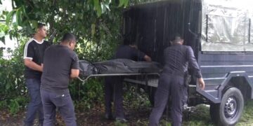ANGGOTA polis membawa mayat Mohd. Nasir Ismail ke Jabatan Perubatan Forensik Hospital Sultanah Nur Zahirah, Kuala Terengganu. - UTUSAN/PUQTRA HAIRRY