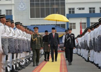 SULTAN Nazrin Muizzuddin Shah memeriksa perbarisan kawalan kehormat pada majlis perasmian Ibu Pejabat Polis Daerah (IPD) Muallim hari ini.