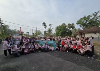 PESERTA bergambar semasa program Hari Pembersihan Sedunia Gadang di Pulau Santap, Janda Baik, Bentong, Pahang, baru-baru ini.