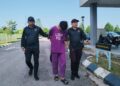 MUHAMMAD Nabil Irfan Samsuddin semasa dibawa polis untuk prosiding perbicaraan di Mahkamah Seksyen Kota Bharu, Kelantan. - UTUSAN/ROHANA ISMAIL