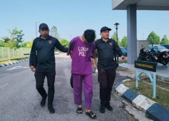 MUHAMMAD Nabil Irfan Samsuddin semasa dibawa polis untuk prosiding perbicaraan di Mahkamah Seksyen Kota Bharu, Kelantan. - UTUSAN/ROHANA ISMAIL
