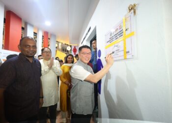 NGA Kor Ming merasmikan tandas awam berkonsepkan bersih, menawan dan wangi di Little India di Ipoh semalam.