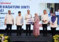 ANWAR Ibrahim (tiga kiri) menyerahkan geran Skim Usahawan Bangkit Negeri Kelantan kepada penerima di Kota Bharu, Kelantan. - UTUSAN/KAMARUL BISMI KAMARUZAMAN