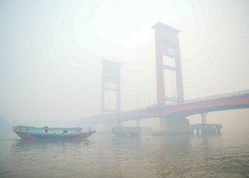 KUALITI udara di Kota Palembang pada tahap berbahaya. - AFP
