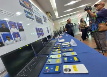ANTARA barangan dirampas daripada sindiket penipuan termasuk love scam dalam beberapa siri serbuan di Kuantan dan Bentong, Pahang.