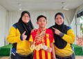 AMIRUL Akil Mohd I’zzat Emir menunjukkan pingat yang dimenanginya pada Para Sukma Selangor 2026 bersama ibunya, Syahmina Mohd Azim (kanan) dan jurulatihnya, Aznil Suhaili Jamaludin di Bukit Merah, Bagan Serai hari ini. – UTUSAN/WAT KAMAL ABAS