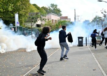 BANDAR raya Paris bakal lumpuh jika protes diadakan pada 5 November. - AFP