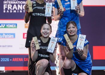 PEARLY Tan-M. Thinaah bergambar di podium selepas tewas kepada pasangan Jepun, Yuki Fukushima-Mayu Matsumoto dari Jepun 21-10, 17-21, 16-21 pada perlawanan akhir Terbuka Perancis di Arena Grand Paris, awal pagi tadi. - IHSAN MAXBAD 
