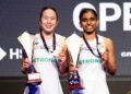 Pearly Tan dan M. Thinaah bergaya bersama pingat emas dan trofi selepas menjuarai acara beregu wanita pada Kejohanan Badminton Terbuka Denmark di SJF Bank Arena, Odense, Denmark, hari ini. - AFP