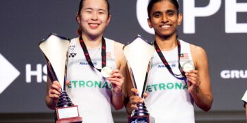 Pearly Tan dan M. Thinaah bergaya bersama pingat emas dan trofi selepas menjuarai acara beregu wanita pada Kejohanan Badminton Terbuka Denmark di SJF Bank Arena, Odense, Denmark, hari ini. - AFP