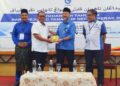 MUKHRIZ Mahathir (dua dari kanan) menyerahkan cenderamata kepada pemimpin parti Wawasan Perak, Datuk Zainol Fadzi Paharudin yang turut hadir ke Persidangan Tahunan Pejuang Negeri Perak 2026 di Ipoh, Perak hari ini. - UTUSAN/FADZIL ZAINOL