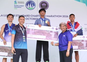 MUHAMMAD Haziq Mohd. Hairol Izmi (tengah) bersama barisan pemenang bagi kategori 10km Maraton Standard Chartered Kuala Lumpur (KLSCM) 2026.