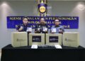 KURNIAAN 200,000 pelitup muka disampaikan melalui Yayasan Sultan Ibrahim Johor (YSIJ) dan Yayasan Raja Zarith Sofiah Negeri Johor (YRZSNJ) kepada Agensi Kawalan dan Perlindungan Sempadan Malaysia (AKPS) di Kompleks Sultan Abu Bakar (KSAB), Gelang Patah serta Bangunan Sultan Iskandar (BSI), hari ini.