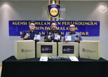 KURNIAAN  200,000  pelitup muka disampaikan melalui Yayasan Sultan Ibrahim Johor (YSIJ) dan Yayasan Raja Zarith Sofiah Negeri Johor (YRZSNJ) kepada Agensi Kawalan dan Perlindungan Sempadan Malaysia (AKPS) di Kompleks Sultan Abu Bakar (KSAB), Gelang Patah serta Bangunan Sultan Iskandar (BSI), hari ini.
