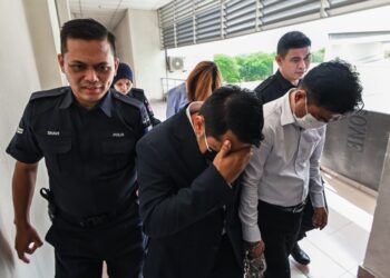 TIGA pengarah syarikat yang didakwa memalsukan dokumen bagi pemindahan saham tanpa kebenaran membabitkan sebuah syarikat sektor aeroangkasa dan teknologi pembuatan pesawat PetraX5 ketika dihadapkan ke Mahkamah Majistret Petaling Jaya, di sini hari ini. - UTUSAN/SYAKIR RADIN