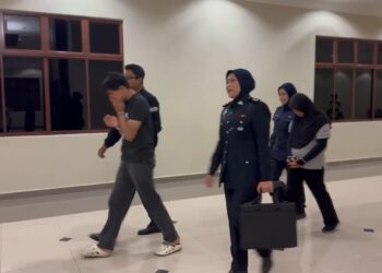 SITI Norsuzuanie Ali (belakang) dan Muhammad Zulhilmi Ahyauddin (depan) semasa di Mahkamah Sesyen Kuantan, Pahang.