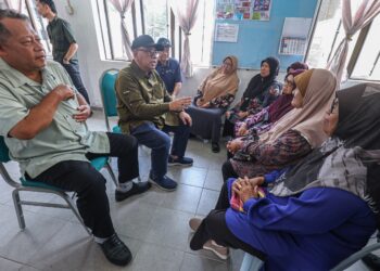 WAN Shaharuddin Wan Nordin (kiri) bersama Mohd. Zolkafly Harun (dua dari kiri) menyantuni penduduk Kampung Perlop 1, Sungai Siput yang terjejas akibat serangan gajah liar.