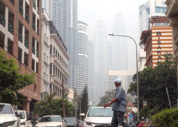 PEMANDANGAN Menara Berkembar Petronas yang kelihatan samar-samar ekoran jerebu teruk ketika tinjauan di sekitar Jalan Doraisamy, Kuala Lumpur semalam. - UTUSAN/AMIR KHALID