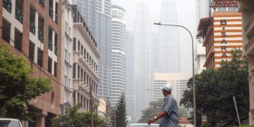 PEMANDANGAN Menara Berkembar Petronas yang kelihatan samar-samar ekoran jerebu teruk ketika tinjauan di sekitar Jalan Doraisamy, Kuala Lumpur. - UTUSAN/AMIR KHALID