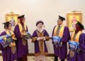 DR. Suriyani Muhamad (tengah) beramah mesra bersama penerima anugerah pada Majlis Istiadat Konvokesyen Universiti Malaysia Terengganu (UMT) Ke-24 di Dewan Sultan Mizan, Gong Badak, Kuala Nerus, Terengganu. - UTUSAN/PUQTRA HAIRRY