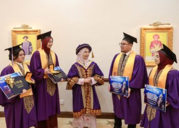 DR. Suriyani Muhamad (tengah) beramah mesra bersama penerima anugerah pada Majlis Istiadat Konvokesyen Universiti Malaysia Terengganu (UMT) Ke-24 di Dewan Sultan Mizan, Gong Badak, Kuala Nerus, Terengganu. - UTUSAN/PUQTRA HAIRRY