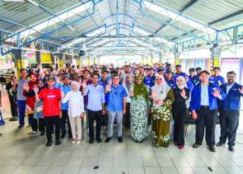 MUHAMMAD Haikal Mohammad Hatta (hadapan, tiga dari kiri) pada program Jelajah Hala Tuju Pra-U, Generasi Muda Masa Hadapan Negara di Kolej Tingkatan Enam Gombak, Selangor. – UTUSAN/SYAKIR RADIN