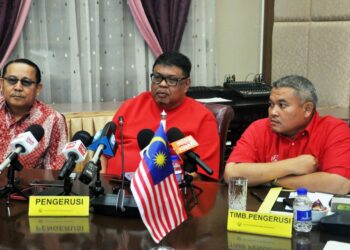 AB. Rauf Yusoh mengadakan sidang media selepas mempengerusikan Mesyuarat Perhubungan UMNO Melaka di Seri Bendahara malam tadi.-UTUSAN/AMRAN MULUP