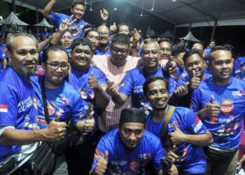 AB. Rauf Yusoh bersama sebahagian daripada 650 Geng E-Hailing dan P-Hailing yang menghadiri program Sembang bersama Tok Rauf Parlimen Masjid Tanah di Villa D'Aqua, Kampung Pulau,  malam tadi. UTUSAN/AMRAN MULUP