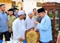 ANWAR Ibrahim (kanan) bersama Mohd. Nassuruddin Daud beramah mesra dengan Datuk Dr. Luqman Abdullah, Pengerusi Madrasah Ar Rahmaniah Pondok Lubok Tapah semasa melawat pusat pengajian berkenaan di Pasir Mas, Kelantan hari ini-UTUSAN/ROHANA ISMAIL.