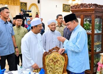 ANWAR Ibrahim (kanan) bersama Mohd. Nassuruddin Daud beramah mesra dengan Datuk Dr. Luqman Abdullah, Pengerusi Madrasah Ar Rahmaniah Pondok Lubok Tapah semasa melawat pusat pengajian berkenaan di Pasir Mas, Kelantan hari ini-UTUSAN/ROHANA ISMAIL.