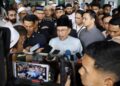 ANWAR Ibrahim ditemui pemberita selepas menunaikan solat Jumaat di Masjid Al-Mustaqim, Taman Nirwana, Ampang, Selangor, semalam.