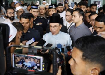 ANWAR Ibrahim ditemui pemberita selepas menunaikan solat Jumaat di Masjid Al-Mustaqim, Taman Nirwana, Ampang, Selangor, semalam.