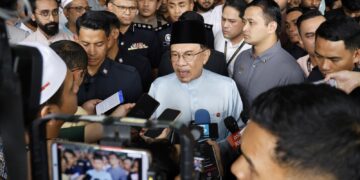 ANWAR Ibrahim ditemui pemberita selepas menunaikan solat Jumaat di Masjid Al-Mustaqim, Taman Nirwana, Ampang, Selangor, semalam.
