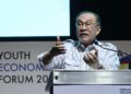 ANWAR Ibrahim berucap pada ucaptama majlis penutup Forum Ekonomi Belia 2026 di Dewan Plenari, Pusat Konvensyen Kuala Lumpur di sini hari ini. - UTUSAN/AMIR KHALID