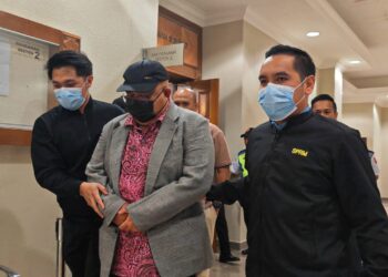 MOHD. Azhar Mohd. Yusoff (tengah) dibawa anggota SPRM di Mahkamah Kuantan di Kuantan, Pahang.