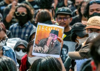 SEJUMLAH penunjuk perasaan antijerebu di Yogyakarta hari ini. - AFP