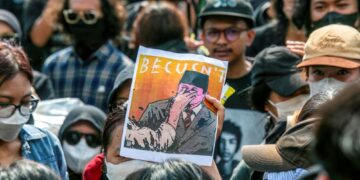 SEJUMLAH penunjuk perasaan antijerebu di Yogyakarta hari ini. - AFP
