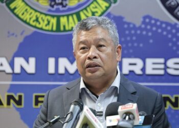 ZAKARIA Shaaban pada sidang akhbar Operasi Khas Jabatan Imigresen Malaysia di Bahagian Perisikan dan Operasi Khas di Putrajaya, semalam. - UTUSAN/FAISOL MUSTAFA